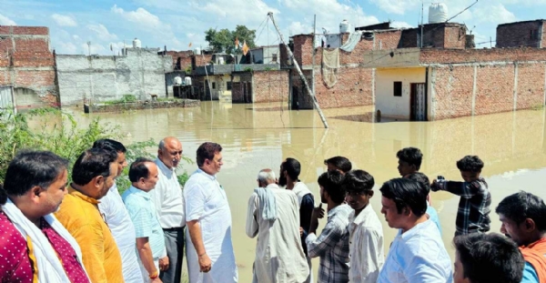 बाढ़ ग्रस्त इलाकों का दौरा करते पूर्व विधायक ललित नागर