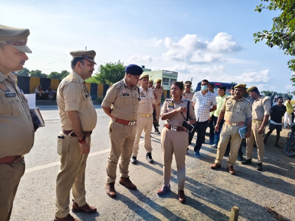 घटनास्थल पर जांच को पहुंची पुलिस।