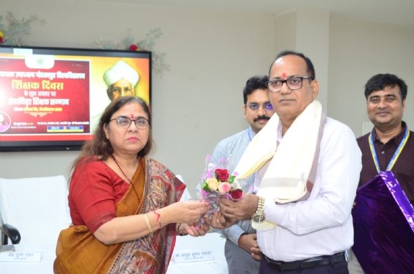 *शिक्षा जगत में अपनी महत्वपूर्ण उपलब्धियों और समर्पण के लिए सम्मानित हुए प्रोफेसर*
