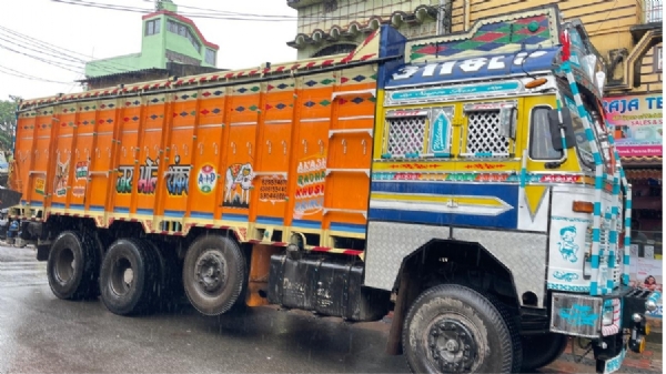 सड़क दुघर्टना में घायल और टक्कर मारने वाला ट्रक