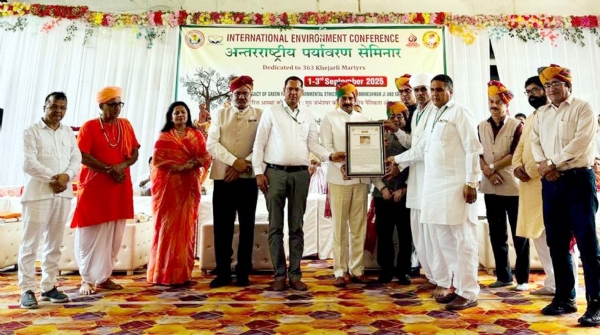 कुलपति प्रो. नरसी राम बिश्नोई को सम्मानित करते आयोजक।
