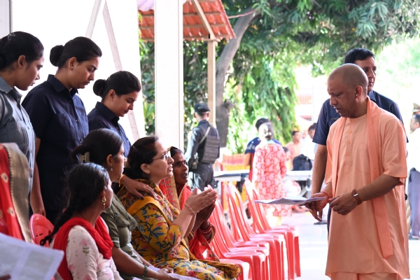 जनता दर्शन में 250 लोगों की समस्याएं सुनीं सीएम योगी ने, निस्तारण के लिए दिए जरूरी निर्देश*