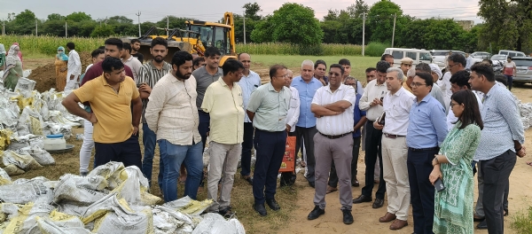 गांव कलोई के पास टूटी हुई ड्रेन नंबर-8 की मरम्मत करवाते उपायुक्त स्वप्निल रविंद्र पाटिल।