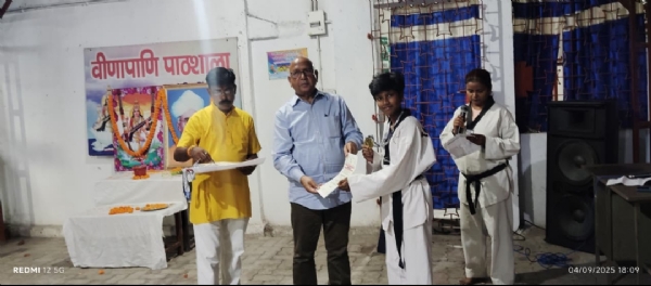 छात्रों को सम्मानित करते विधायक सरयू राय