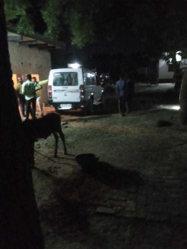 पीड़ित को ले जाते हुए पुलिस