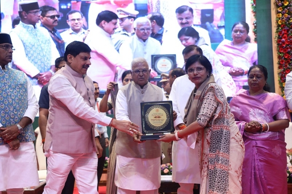 राज्यपाल और मुख्यमंत्री ने उत्कृष्ट कार्य करने वाले शिक्षकों को किया सम्मानित