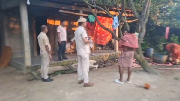 गुवाहाटी के डिमोरिया इलाके में अवैध शराब के लिए दुकानों में छापेमारी करती आबकारी विभाग की टीम