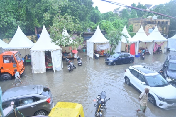 दिल्ली में गुरुवार को यमुना के किनारे लगे राहत शिविरों तक पहुंचा पानी