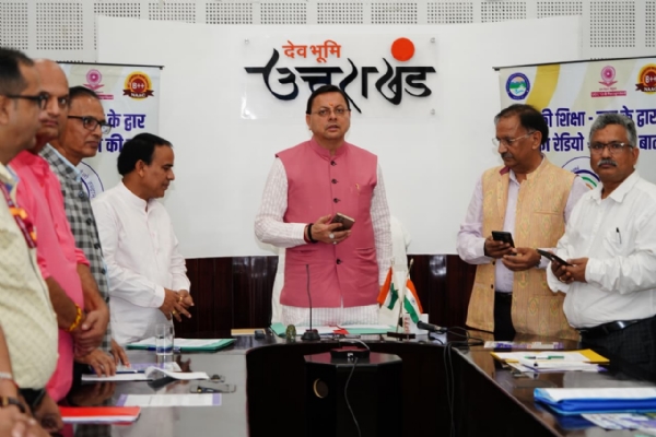मुख्यमंत्री पुष्कर सिंह धामी  शुक्रवार को मुख्यमंत्री कैम्प कार्यालय से हैलो हल्द्वानी 91.2 एफ.एम. सामुदायिक रेडियो मोबाइल एप का लोकार्पण करते।