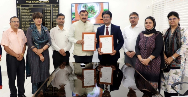 कुलपति प्रो. नरसी राम बिश्नोई व सीपीपीआरआई के निदेशक डॉ. आशीष कुमार एमओयू का आदान-प्रदान करते हुए।