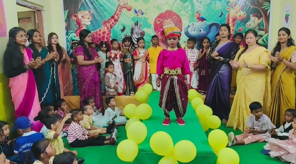 प्ले स्कूल में बच्चों ने पारंपरिक वेशभूषा में मनाया गया शिक्षक दिवस
