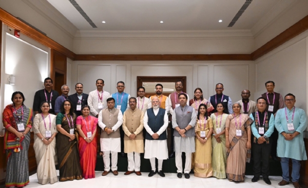 राष्ट्रीय पुरस्कार से विभूषित होने वाले शिक्षकों के साथ प्रधानमंत्री नरेन्द्र मोदी। फोटो - शिक्षामंत्री धर्मेंद्र प्रधान के एक्स हैंडल से