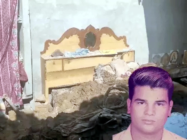 फतेहाबाद। मंघेड़ा में मकान की गिरी छत व मृतक पवन।