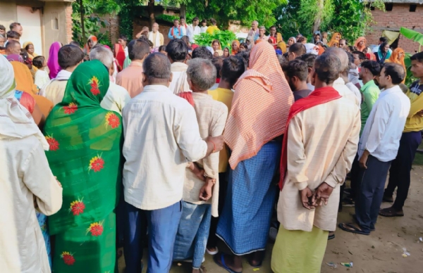 मृतक के घर पर लगी ग्रामीणों की भीड़।