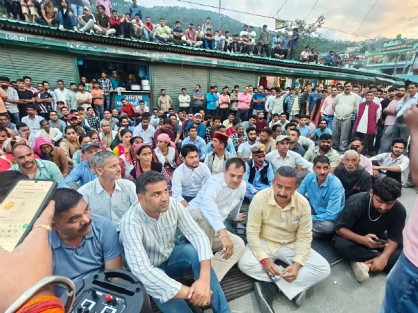शुक्रवार को दिन और भर धराना रहा जारी