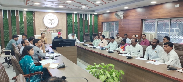 परीक्षा तैयारी को लेकर बैठक करते हुए जिलाधिकारी
