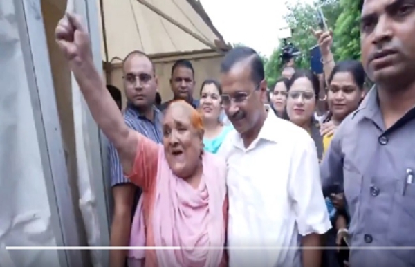 आआपा के संयोजक अरविंद केजरीवाल निरीक्षण के दौरान राहत कैंपो में लोगो से मिलते हुए।