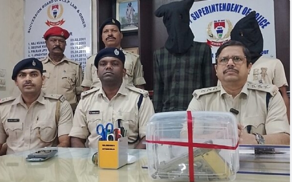 गिरफ्तार आरोपी की जानकारी देते पुलिस पदाधिकारी