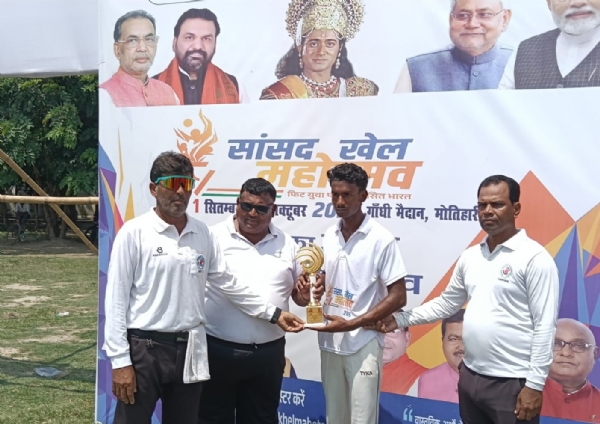 मैन ऑफ द मैच का पुरस्कार देते अतिथि