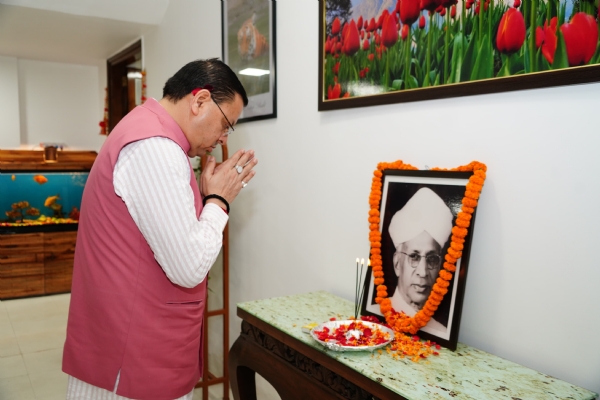 मुख्यमंत्री पुष्कर सिंह धामी डॉ सर्वपल्ली राधाकृष्णन के चित्र पर पुष्पांजलि अर्पित करते हुए।