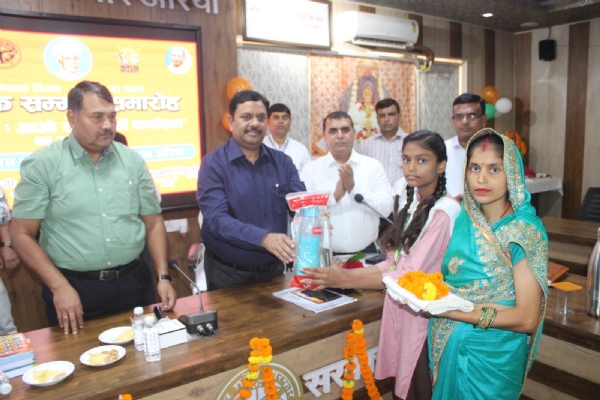 फोटो - सम्मानित करते जिलाधिकारी