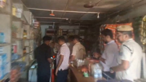 गुवाहाटी के डिमोरिया इलाके में अवैध शराब के लिए दुकानों में छापेमारी करती आबकारी विभाग की टीम