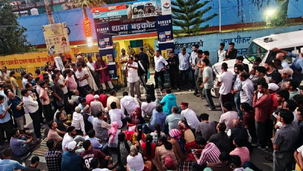बडकोट में युवक के साथ हुई मार पीट के बाद धरना प्रदर्शन