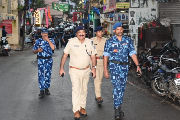 जबलपुर के संवेदनशील क्षेत्रों में आर.ए.एफ. सहित पुलिस बल का फ्लैग मार्च
