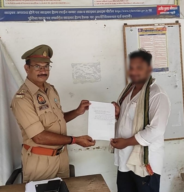 पुलिस अधिकारी व पीड़ित पवन कुमार।