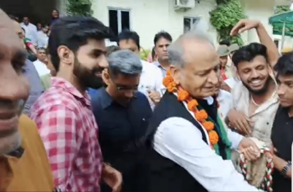 पूर्व मुख्यमंत्री अशोक गहलोत पहुंचे अजमेर, बोराज तालाब पीड़ितों से मिले – सियासी हलचल तेज