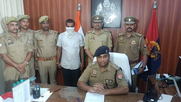गिरफ्तार तस्कर के साथ डीसीपी प्रेसवार्ता में