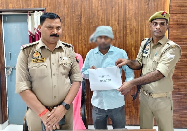 थाना प्रभारी लालगंज संजय कुमार व पीड़ित रमाकांत।