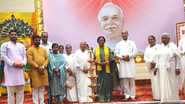 उद्घाटन करते अतिथिगण