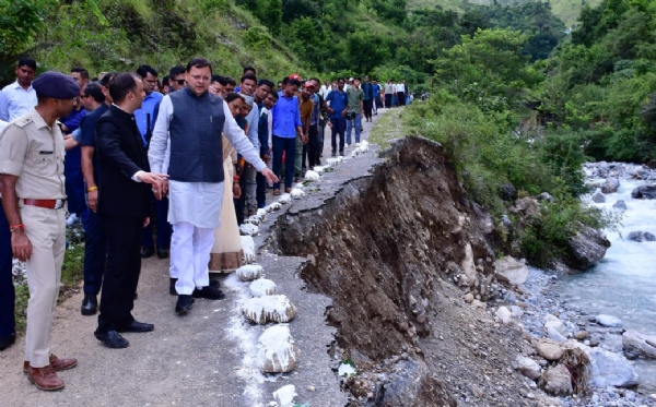 आपदा प्रभावित क्षेत्र का दौरा करते सीएम।