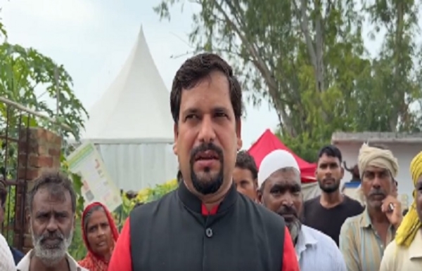 आआपा नेता संजीव झा जायजा लेते हुए।