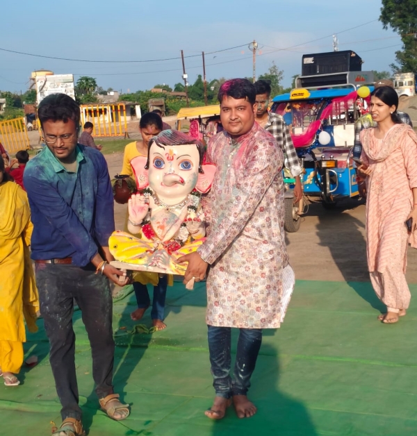 गणेश विसर्जन के लिए जाते