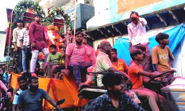 अलविदा बप्प्पा....गुलाल लगा कर दी गणपति बप्पा को विदाई