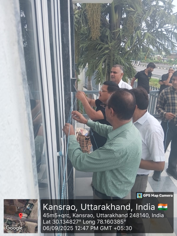 अवैध निर्माण चिन्हित करते अधिकारी।