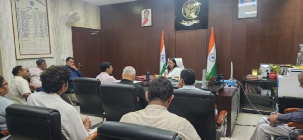 विकास भावन के अधिकारियों की बैठक लेते हुए सीडीओं हर्षिका सिंह का छाया चित्र