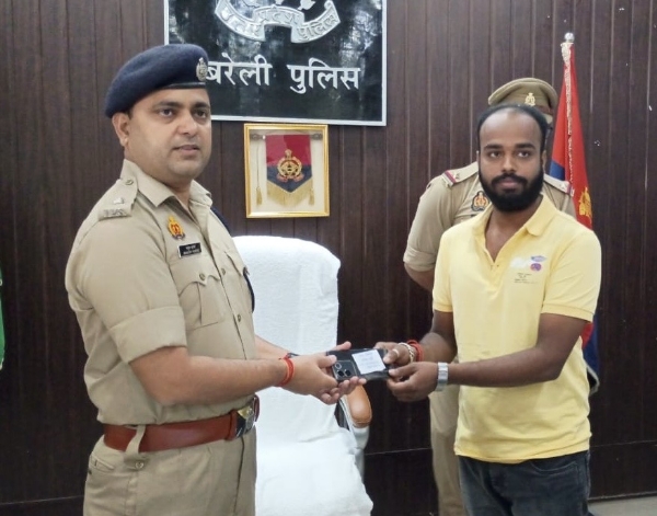 रिजर्व पुलिस लाइंस सभागार में मोबाइल फोन स्वामियों को बरामद मोबाइल सौंपते एसपी सिटी मानुष पारीक।