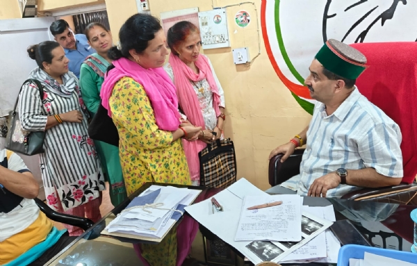 जनसमस्याएं सुनते हुए उपमुख्य सचेतक।