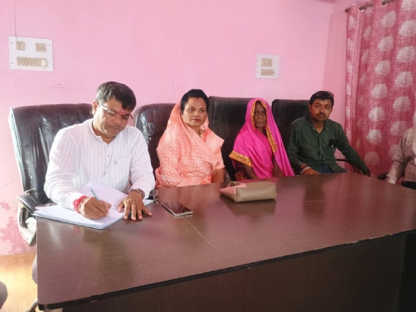 ग्रमीणाे की समस्या सुनती जिला पंचायत अध्यक्ष