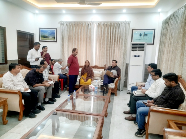 जनसमस्याएं सुनते हुए पर्यटन निगम के अध्यक्ष।