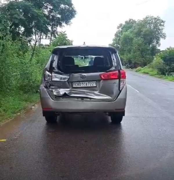 हादसे में विधायक की गाड़ी का टूटा हिस्सा।