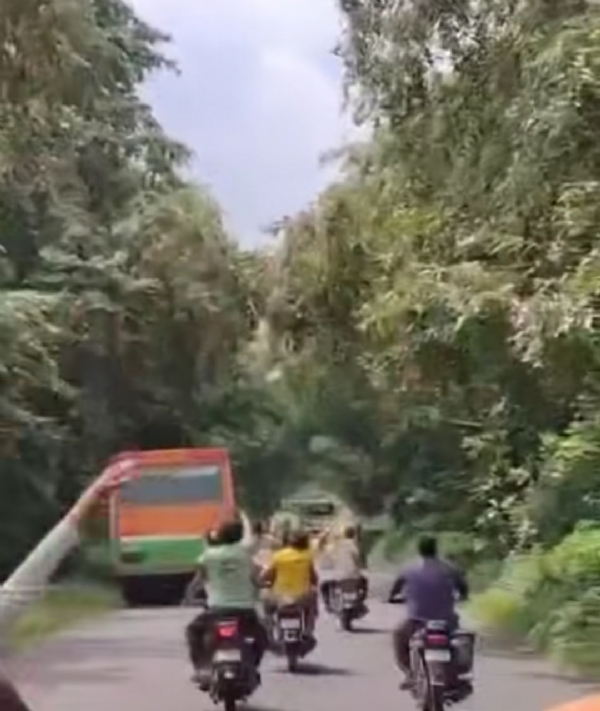 बस का पीछा करते बाइक सवार