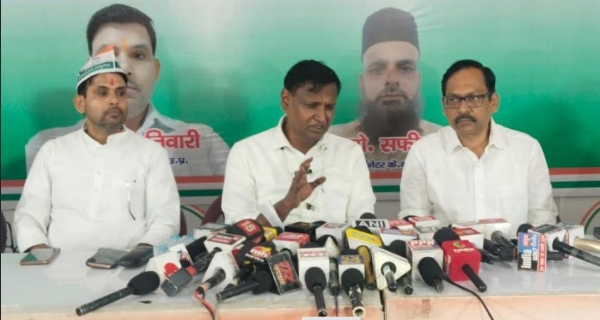 प्रेसवार्ता को संबोधित करते पूर्व सांसद उदित राज