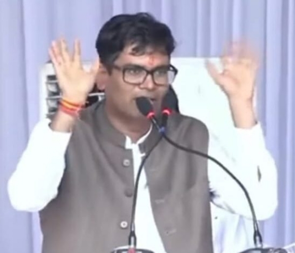 ओपी चौधरी उद्बोधन देता हुए