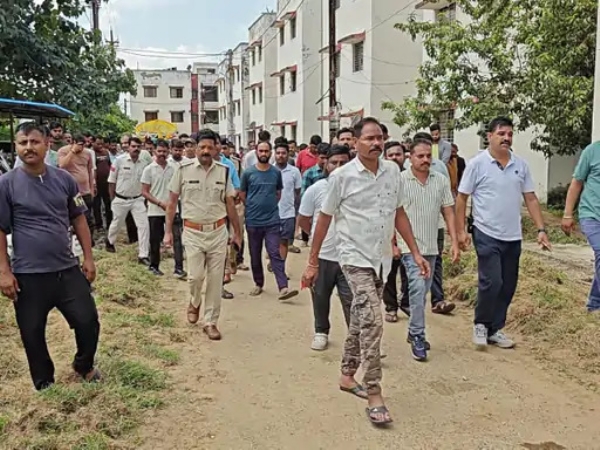 दिवंगत आरक्षक को श्रद्धांजलि देते