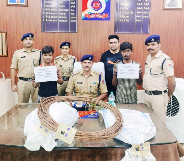 रेल संपत्ति चोरी में पकड़े गए दोनों आरोपी और बरामद वायर के साथ आरपीएफ टीम।
