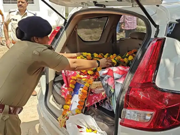 अंतिम बिदाई देते पुलिस अधिकारी